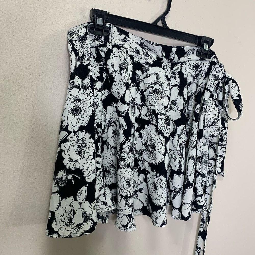 Abercrombie & Fitch black and White Wrap Skirt With Tie Size XS (p1)